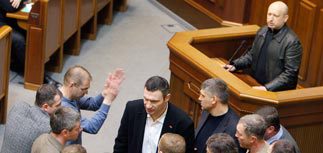 Верховная Рада 22 февраля проголосовала за отставку президента Виктора Януковича. Фото: Константин Черничкин / Reuters