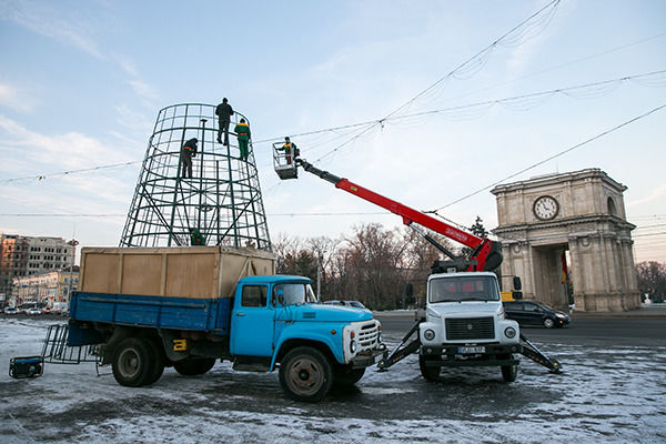 Работы по установке Новогодней ели завершены почти на половину.
