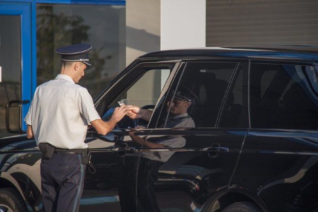 Un moldovean a încercat să treacă frontiera cu România prezentând un permis total fals. Foto: border.gov.md