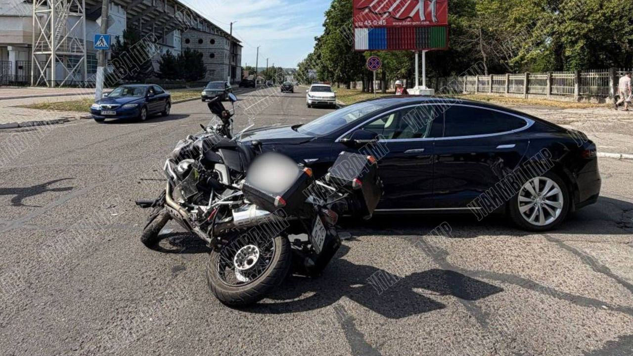 В Бендерах мотоциклист врезался в Tesla и "перелетел" через автомобиль.