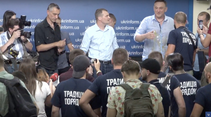 Кандидатов в депутаты Верховной Рады Украины Андрея Аксенова и Сергея Кошукова закидали яйцами.