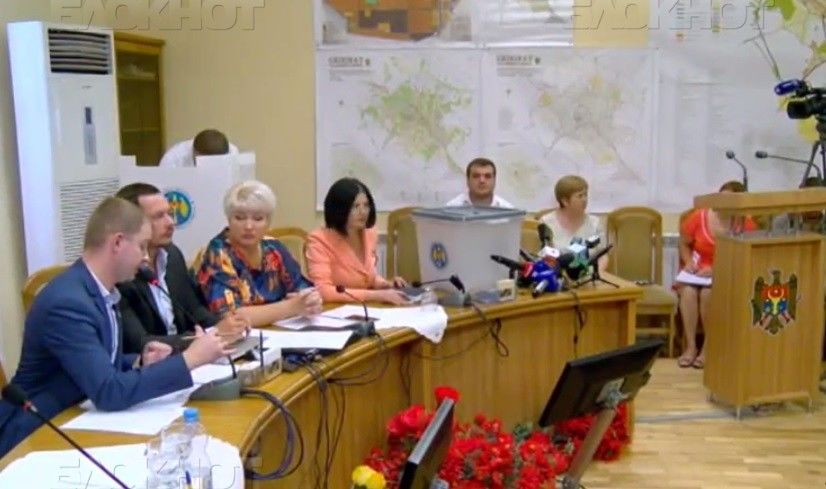 Инициатива о проведении референдума по отставке генпримара Кишинева Дорина Киртоакэ набрала 32 голоса.