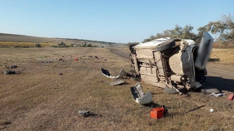 Молодой человек погиб после того, как его машина перевернулась в поле в Комрате.