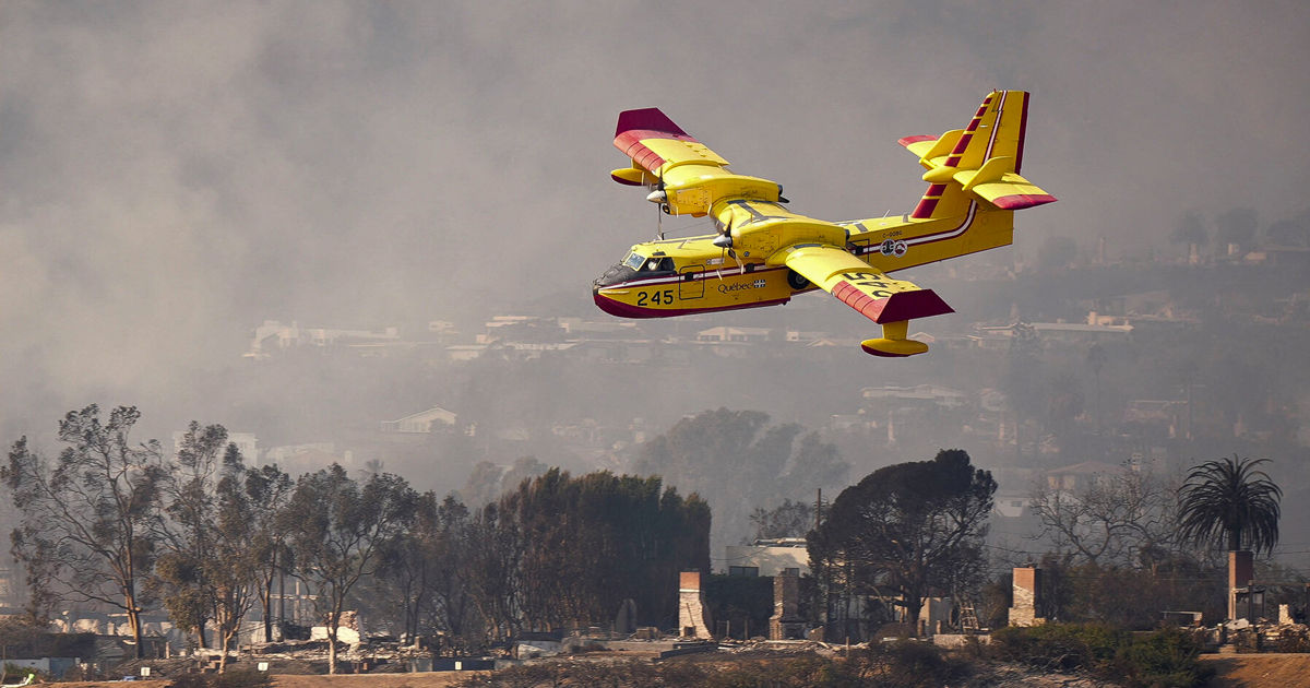 Un avion implicat în stingerea incendiilor din Los Angeles s-a lovit de o dronă.