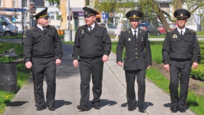 Заметив молодых людей, которые уничтожали цветы в парке, а также вели себя агрессивно по отношению к прохожим, офицеры немедленно вмешались.