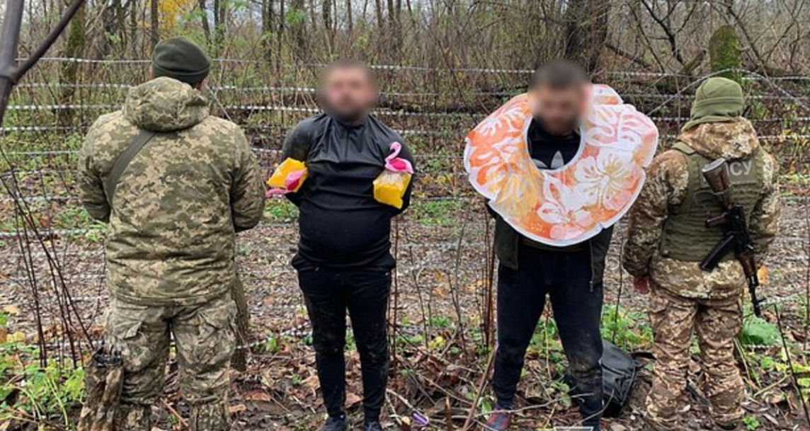 Двое украинцев пытались бежать в Румынию на надувных розовых фламинго.