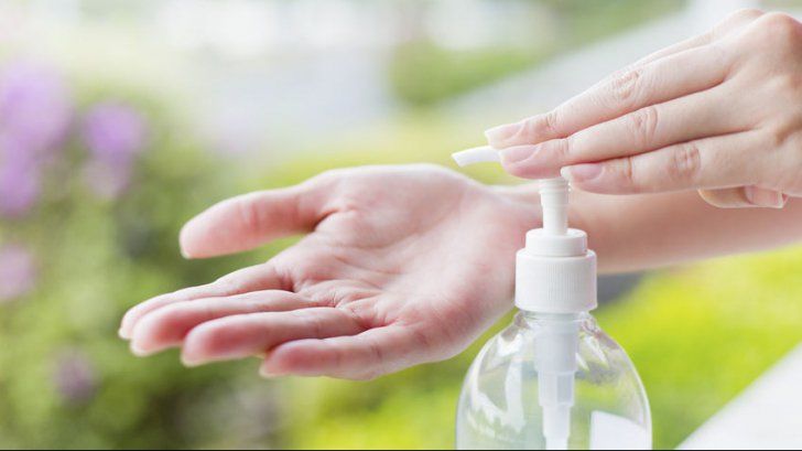 Pericolul ascuns din gelurile antibacteriene de mâini.