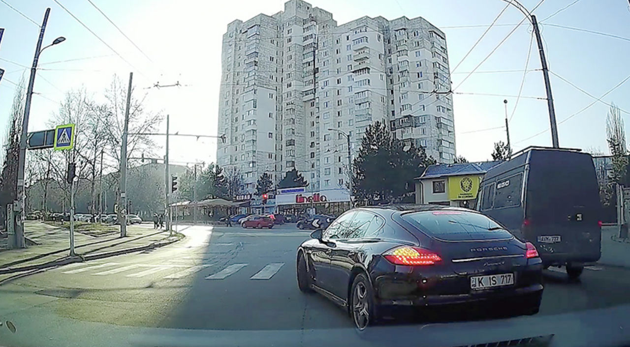 В столице водитель Porsche проехал на  "красный" и был в шаге от ДТП. 