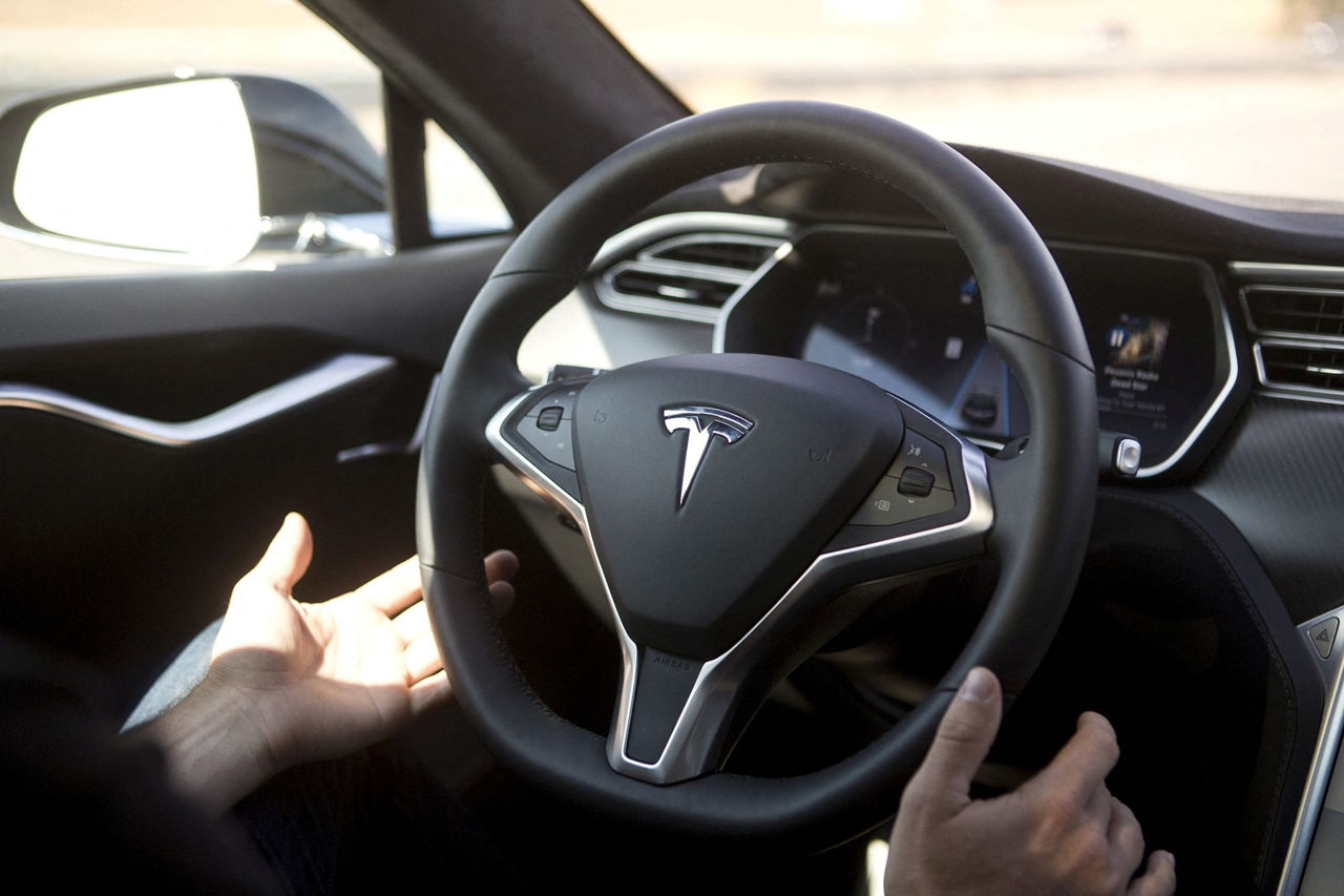 США потребовали от Tesla ответов в рамках расследования по отзыву систем  Autopilot