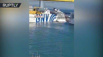 В порту Барселоны паром врезался в круизный лайнер.