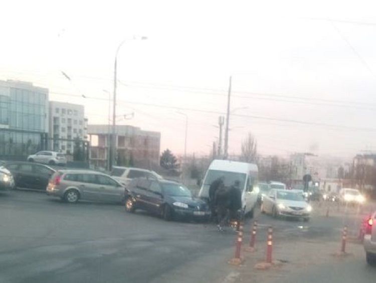 Утренняя авария в столице: на перекрестке столкнулись два авто.