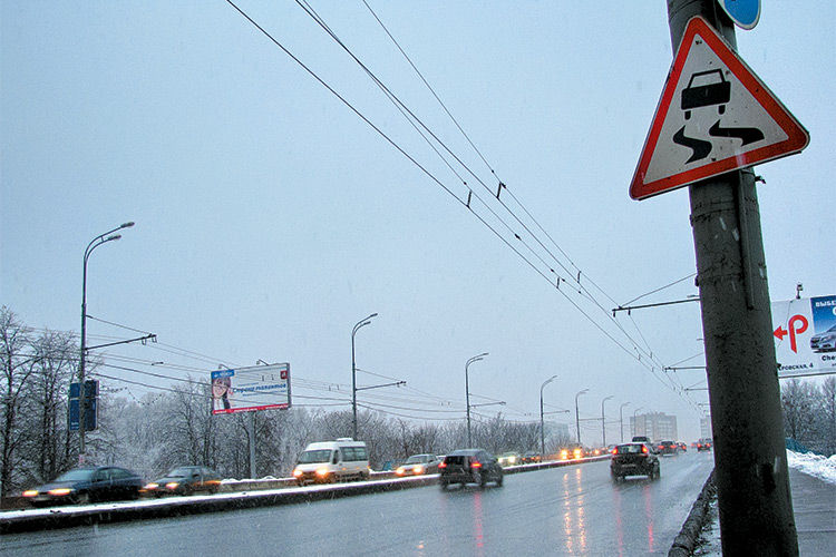 В этом году для расчистки дорог коммунальщики подготовили 160 тонн соли и 130 тонн гравия. Фото: autoreview.ru