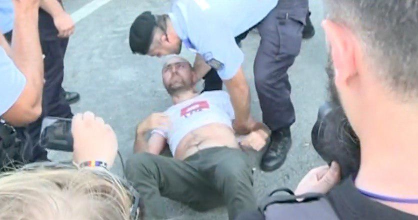 Двоих задержанных оштрафовали за подстрекательство к насильственным действиям.