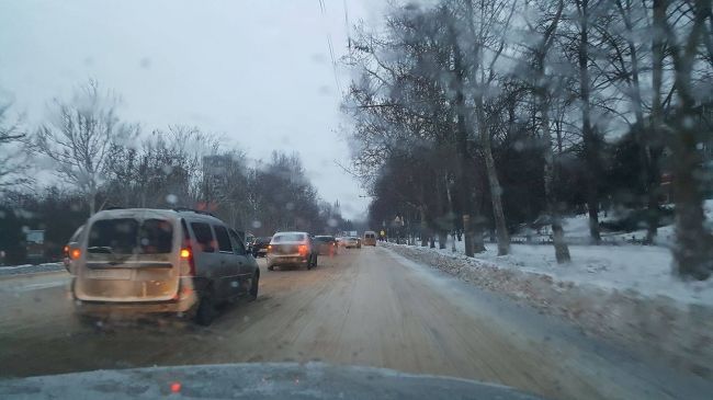 В связи с выпавшими осадками прошлой ночью движение затруднено.