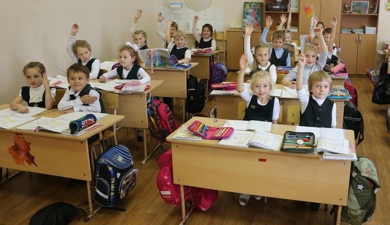 Одна из столичных школ будет носить имя поэта Адриана Пэунеску.