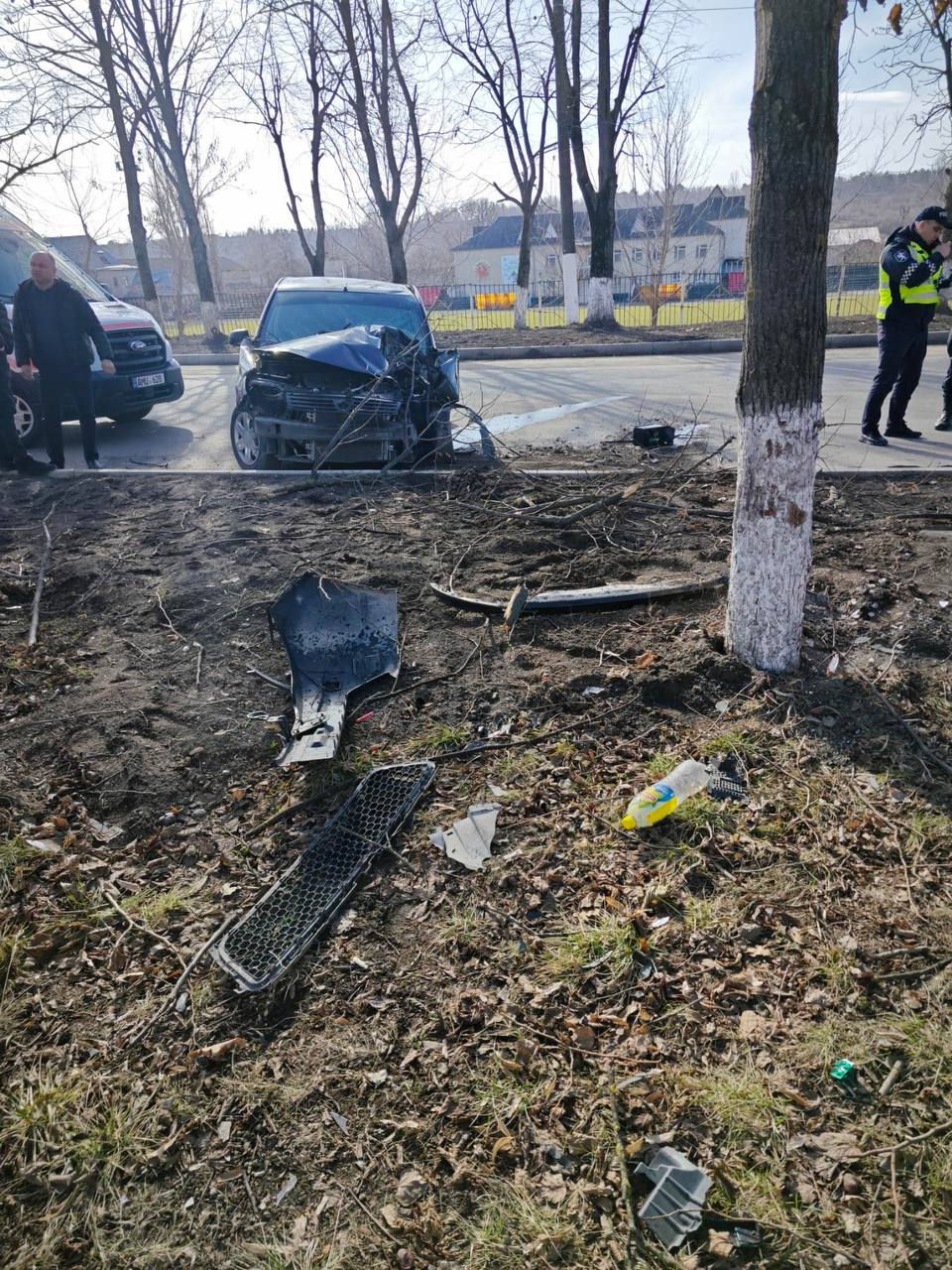 ДТП в Сынжерей: авто выехало с дороги и врезалось в дерево.
