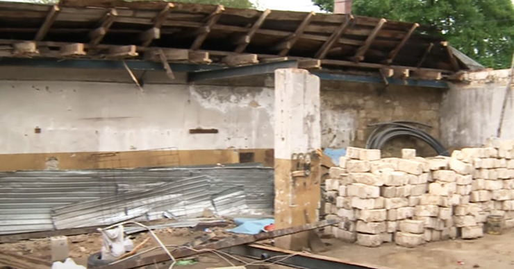 В столице без согласия жильцов снесли пристройку, теперь дом затапливает.