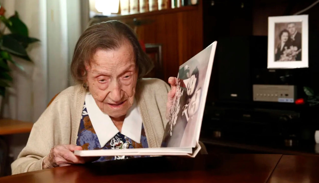 Женщина, которой 111 лет, поделилась рецептом долголетия.