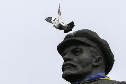 В Славянске члены запрещенной в России организации «Правый сектор» снесли памятник основателю Советского государства Владимиру Ленину.