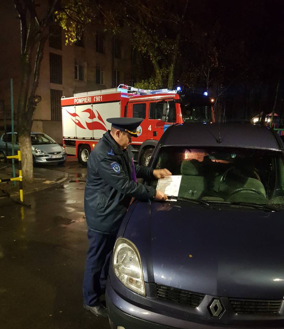 Пожарные также провели профилактические беседы с владельцами припаркованных машин.