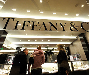 Американская ювелирная компания Tiffany &amp; Co. Должна будет выплатить швейцарскому производителю часов Swatch Group AG 449 миллионов долларов компенсации за нарушение условий заключенного между ними соглашения.  Фото: Getty Images/Fotobank.ru