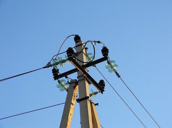 В Каушанском районе мужчина после удара током повис на столбе.