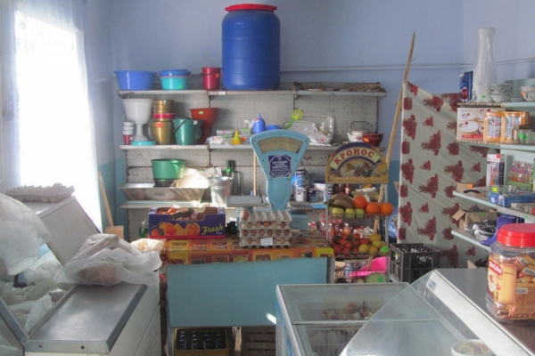 Злоумышленники, забравшись на чердак продуктового магазина, разобрали потолок и проникли внутрь. Фото: gagauzinfo.md