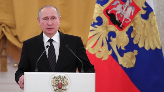 Владимир Путин считает, что получение российского гражданства должен сопровождать "торжественный акт".