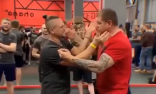 Александр Емельяненко дал пощечину партнеру по мастер-классу.