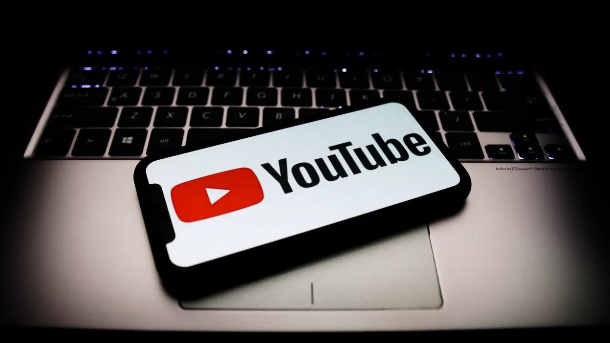 Sute de conturi YouTube, blocate accidental pentru spam și fraudă.