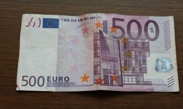 Observatorii PROMO-LEX au găsit 500 de euro într-o cabină de vot.