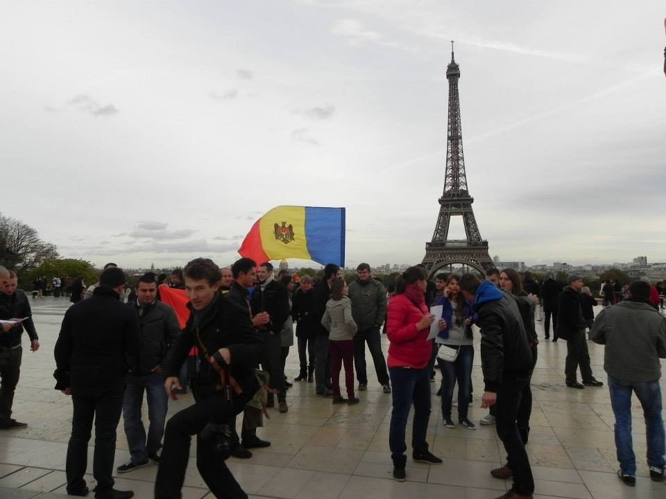La Paris, ieri ziua, câteva zeci de moldoveni au organizat un flash-mob „Pro Europa” chiar în preajma turnului Eiffel.