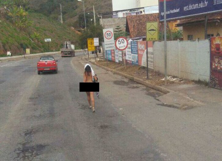 Femeia care a oprit traficul! Cel mai surprinzător mod de a purta o fustă. Foto: realitatea.net