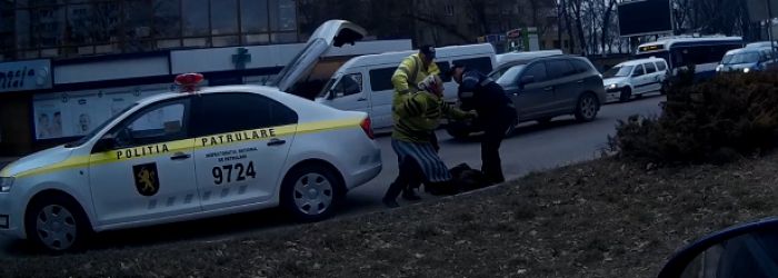 O femeie s-a luat la bataie cu politistii chiar in plina strada. Foto: proTV.md