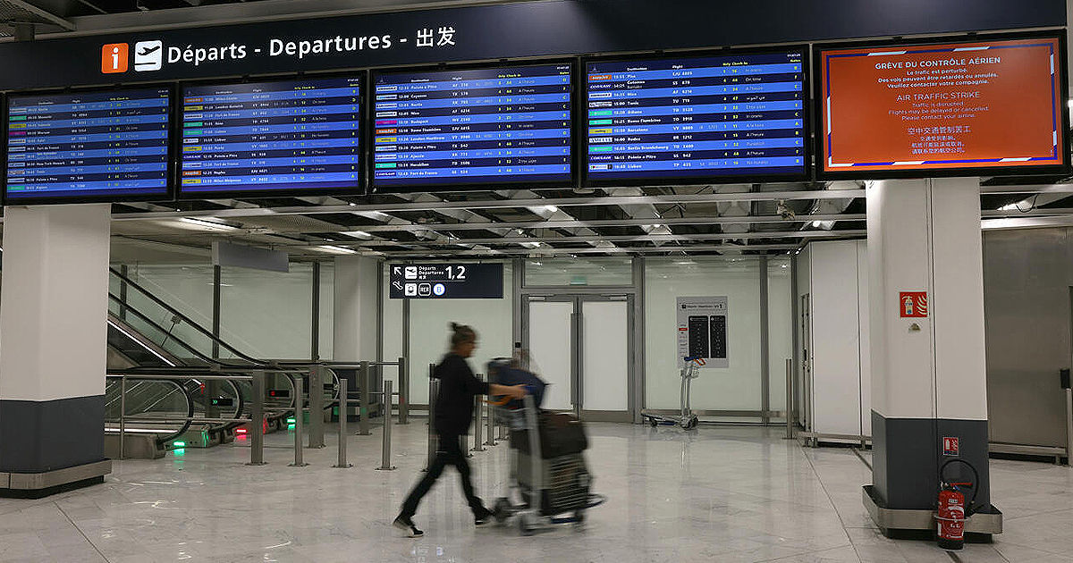 Aeroporturile din Franța, paralizate timp de două zile din cauza grevei controlorilor de trafic aerian.