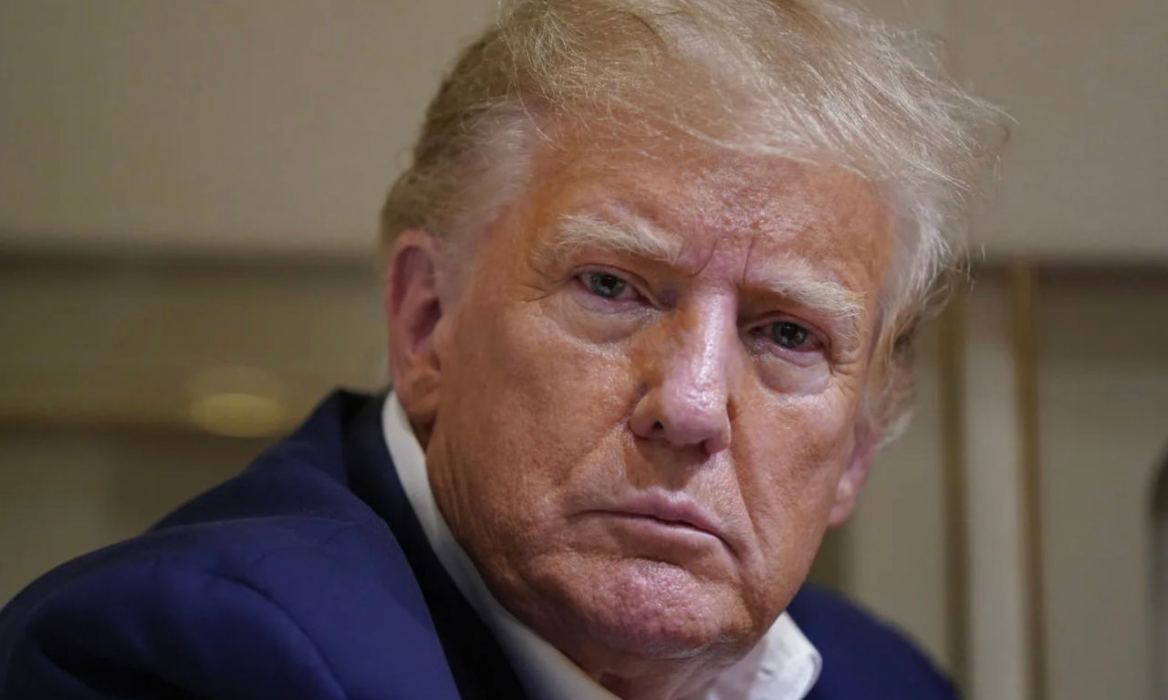Трамп критикует CNN и NYT за публикацию выводов разведки о ядерной программе Ирана.