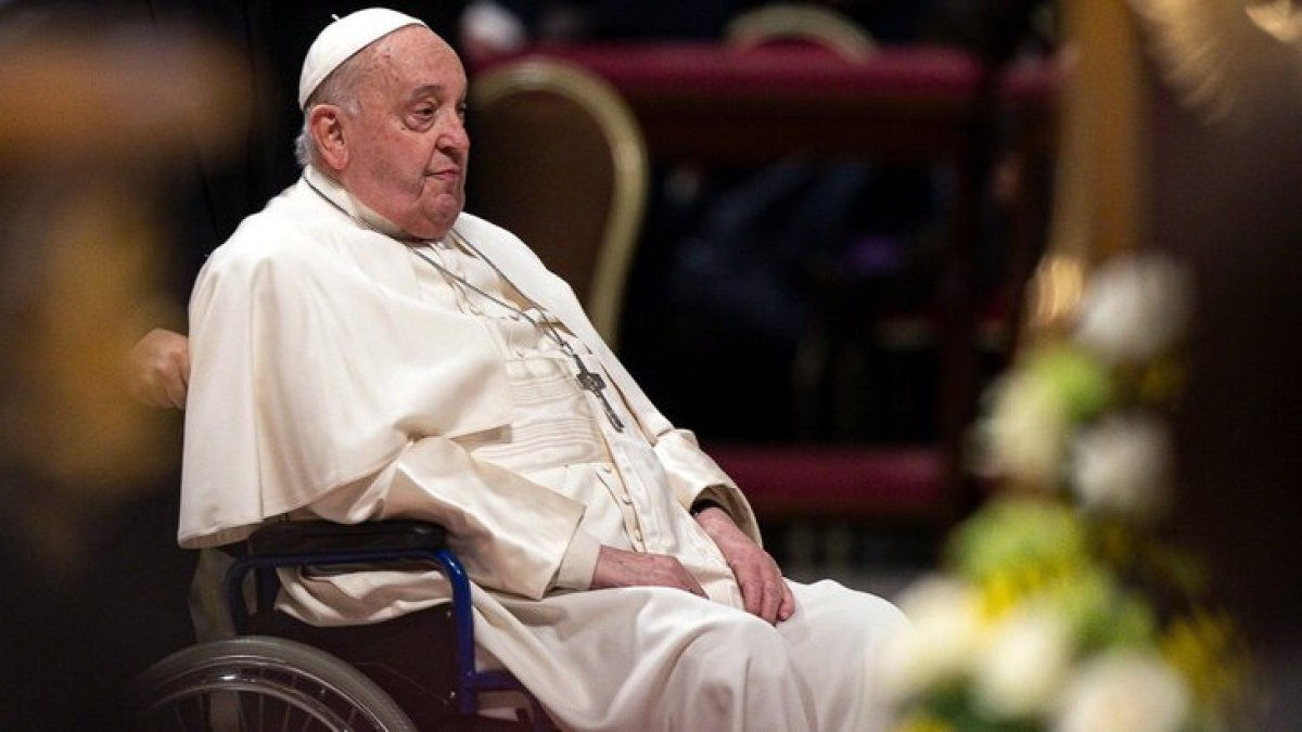 Vaticanul anunță că Papa Francisc are pneumonie bilaterală.