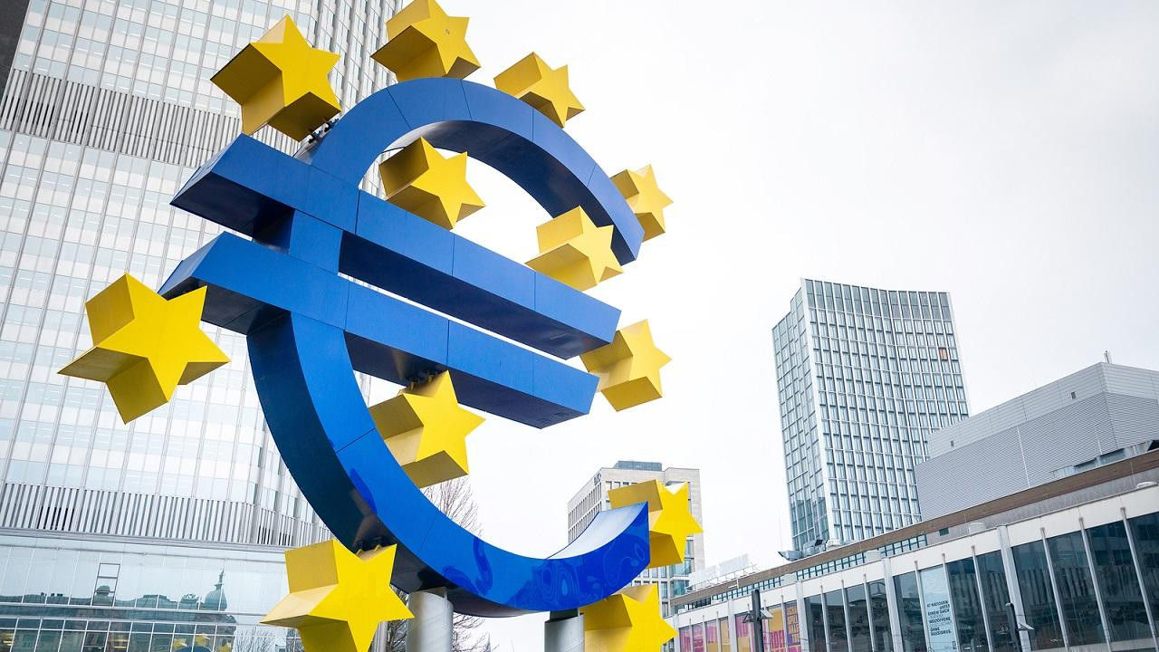Инфляция в еврозоне упала до минимума за два года на фоне спада экономики.