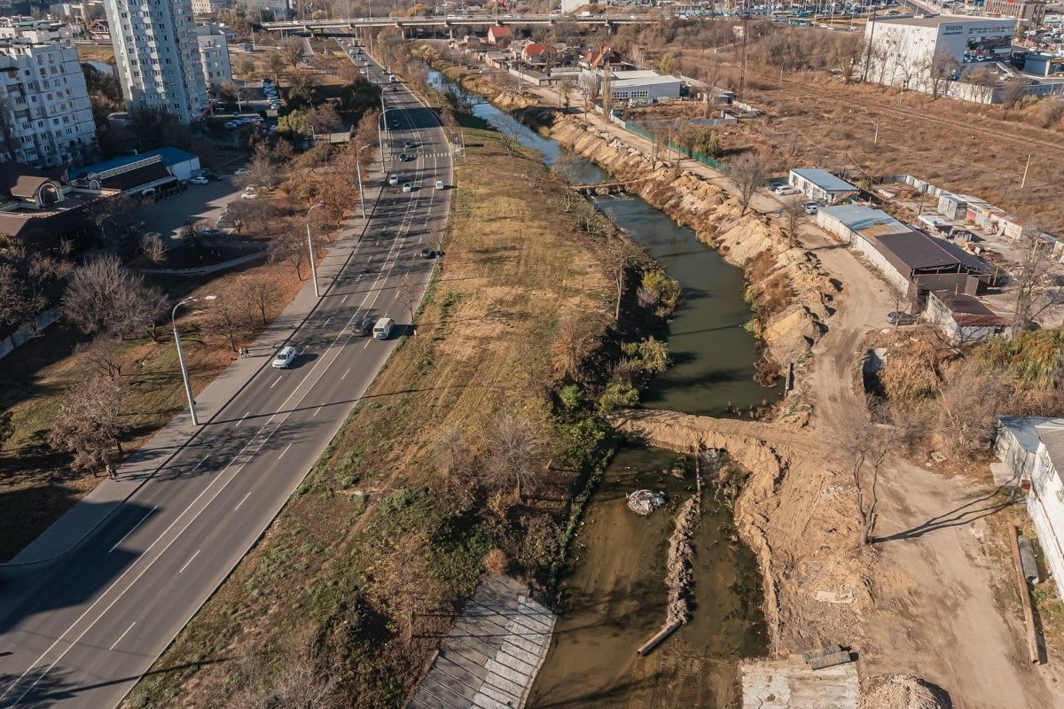 Укрепление и бетонирование русла реки Бык продолжается.