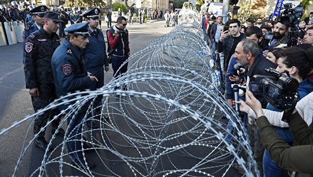 Oппозиционный депутат Никол Пашинян заявляет о начале "ненасильственной бархатной революции" в стране.