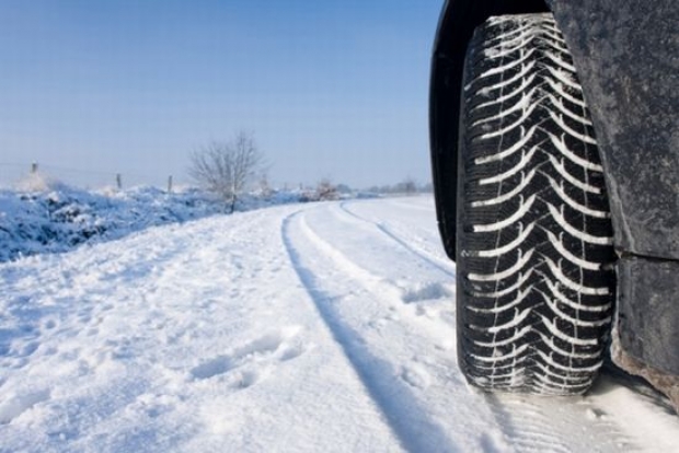 Cauciucurile de iarnă au o compoziţie şi o amprentă diferită de a cauciucurilor obişnuite, şi din aceste motive au o aderenţă sporită pe carosabilul umed şi alunecos.