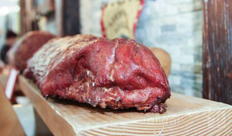 Comercianţii de carne, produse lactate şi vânzătorii ambulanţi s-au luat la ceartă cu inspectorii fiscali şi poliţiştii. Foto: jurnal.md