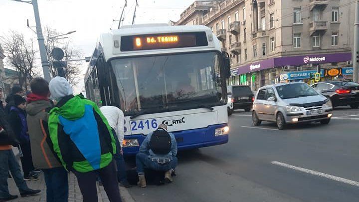 Пьяный мужчина едва не угодил под троллейбус в центре Кишинева.
