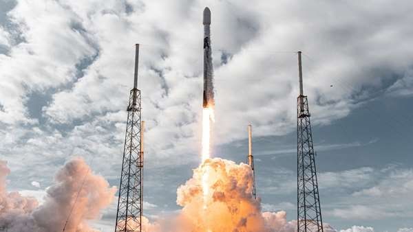 SpaceX запустила на орбиту еще 60 интернет-спутников Starlink.