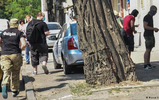 Неизвестные в масках, участвовавшие в акции против участников фестиваля в Одессе