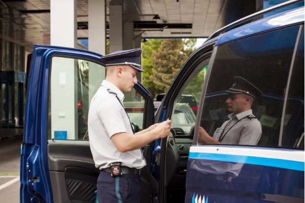 Два фальсифицированных водительских удостоверения были обнаружены и изъяты пограничниками у гражданина Украины и молдаванина. Фото: border.gov.md.
