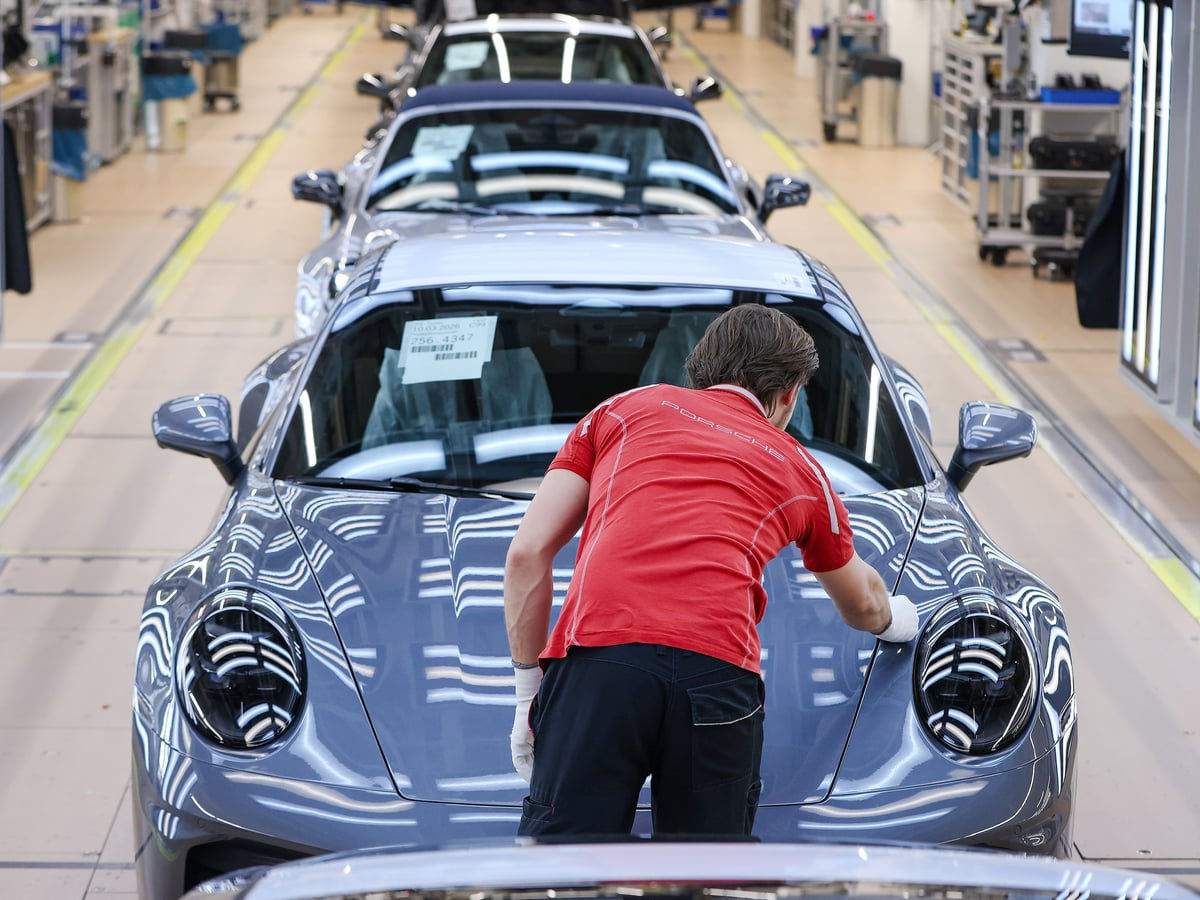 Concedieri masive la Porsche: Până la 4.000 de locuri de muncă, în pericol.