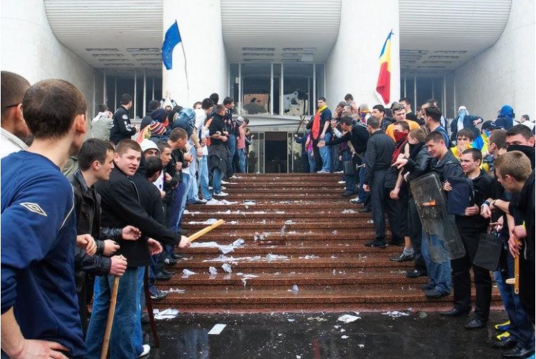 A devenit la modă ca an de an, începând cu 2010, unii lideri de partide și  unii jurnaliști să critice guvernările pentru că așa și nu a fost aflat adevărul despre 7 aprilie, iar adevărații organizatori nu au fost pedepsiți.