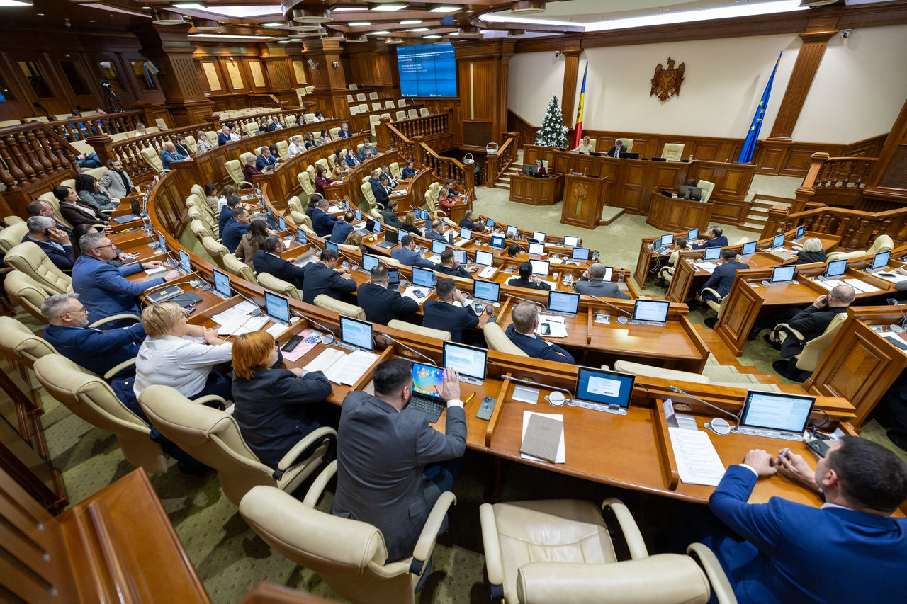 Cei mai mulți deputați din Parlamentul legislaturii a XII-a sunt juriști și economiști.