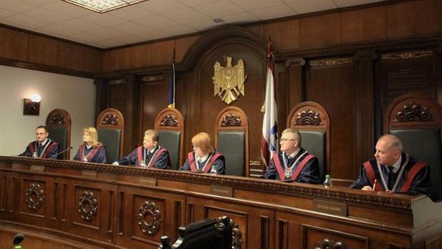 Эксперты прокомментировали требование отстранить судей КС от должностей.